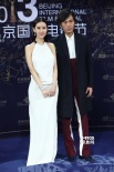 秦昊着个性服饰现身蓝毯 女伴白色长裙气质优雅