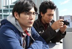 松田龍平和大泉洋扮演的偵探二人組正在偵查活動中。