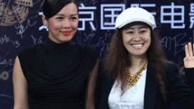 《咒·丝》主创戴丝带表哀思 余男裹身裙显妩媚