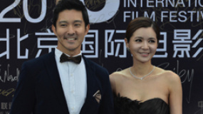 张瑞希黑色长裙秀美肩 搭帅气立威廉养眼羡煞旁人