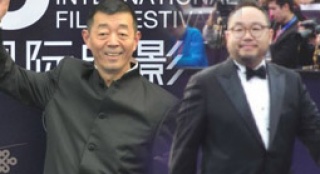 七大評(píng)委亮相藍(lán)毯 黑白色禮服慰藉雅安受災(zāi)同胞