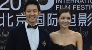 張瑞希黑色長裙秀美肩 搭帥氣立威廉養(yǎng)眼羨煞旁人