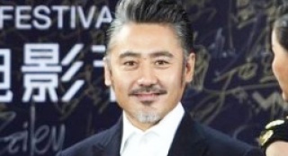 吳宇森夫婦情深登藍(lán)毯 “大叔”吳秀波謙遜頻致謝