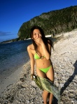 阿布真理甜美写真展诱人身材 海滩边释放野性美