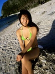 阿布真理甜美写真展诱人身材 海滩边释放野性美