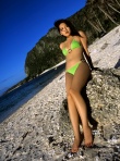 阿布真理甜美写真展诱人身材 海滩边释放野性美
