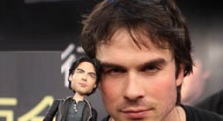 “吸血鬼”伊恩來京惹騷動 獻(xiàn)吻粉絲暫無結(jié)婚打算