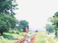 《人间蒸发》曝阿布真理写真 穿碎花裙笑容迷人