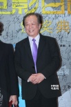 电影家协会主席李前宽现身红毯 笑容爽朗心情好