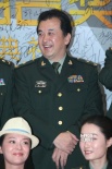 黃宏著軍裝走百合獎紅毯 笑容滿面盡顯笑星本色