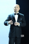 徐崢西服亮相頒獎(jiǎng)現(xiàn)場(chǎng) 滔滔不絕盡顯熟男魅力