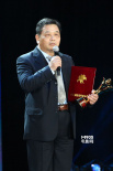 黃宏姜宏波微笑親和共登臺 頒發(fā)優(yōu)秀導(dǎo)演獎