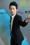 “优才计划”选手李岩亮相红毯 外形俊朗爱卖萌