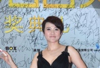 黑色晚禮長(zhǎng)裙向來(lái)是紅毯上的“萬(wàn)能套裝”，但顏丙燕、梁靜和楊千嬅這幾位也穿著太相似了，無(wú)非就是V字和抹胸的差別，一群黑壓壓的女星走來(lái)簡(jiǎn)直毫無(wú)看點(diǎn)?？磥?lái)?xiàng)钋玫昧擞昂笳媸菬o(wú)心打扮自己了。