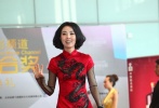 “夏日的氣息帶走冬日的嚴(yán)寒...”歌詞唱的沒(méi)錯(cuò)，自信的女星們清爽LOOK上陣清新怡然：顏丹晨齊臀黑白碎花短裙秀出修長(zhǎng)美腿成為全場(chǎng)焦點(diǎn)；吉克雋逸身穿掐腰民族風(fēng)短裙入場(chǎng)俏皮可人，健康膚色和微微展露的胸線(xiàn)顯示她野性之美；已步入中年的姜宏波身穿“中國(guó)龍”式旗袍入場(chǎng)，蕾絲透視加條“中國(guó)龍”不中不洋俗氣難耐。