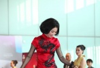 “夏日的氣息帶走冬日的嚴(yán)寒...”歌詞唱的沒(méi)錯(cuò)，自信的女星們清爽LOOK上陣清新怡然：顏丹晨齊臀黑白碎花短裙秀出修長(zhǎng)美腿成為全場(chǎng)焦點(diǎn)；吉克雋逸身穿掐腰民族風(fēng)短裙入場(chǎng)俏皮可人，健康膚色和微微展露的胸線(xiàn)顯示她野性之美；已步入中年的姜宏波身穿“中國(guó)龍”式旗袍入場(chǎng)，蕾絲透視加條“中國(guó)龍”不中不洋俗氣難耐。