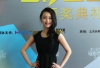 是新人都怕穿錯(cuò)，“優(yōu)才計(jì)劃”的馬冰玉和李小婉20歲出頭年紀(jì)輕輕也都穿上了老城的黑色長(zhǎng)裙。于小婉的開(kāi)衩兒設(shè)計(jì)露出美腿算是加分展示。