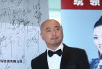 薛曉路和徐崢這二位實(shí)力派創(chuàng)作型“選手”結(jié)伴走紅毯，黑色短款晚禮顯出導(dǎo)演薛曉路干練的魅力。