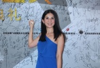 楊采妮麻袋藍(lán)色套裙穿的中規(guī)中矩，腰部褶皺設(shè)計(jì)能顯出完美的身材比例；楊童舒很想把bling bling的格調(diào)穿的很出彩，或許是因?yàn)橘|(zhì)地過(guò)于光澤感的關(guān)系，展示出來(lái)依舊較為俗氣。