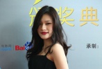 是新人都怕穿錯(cuò)，“優(yōu)才計(jì)劃”的馬冰玉和李小婉20歲出頭年紀(jì)輕輕也都穿上了老城的黑色長(zhǎng)裙。李小婉的開(kāi)衩兒設(shè)計(jì)露出美腿算是加分展示。