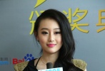 是新人都怕穿錯(cuò)，“優(yōu)才計(jì)劃”的馬冰玉和于小婉20歲出頭年紀(jì)輕輕也都穿上了老城的黑色長(zhǎng)裙。李小婉的開(kāi)衩兒設(shè)計(jì)露出美腿算是加分展示。