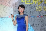 楊采妮麻袋藍(lán)色套裙穿的中規(guī)中矩，腰部褶皺設(shè)計(jì)能顯出完美的身材比例；楊童舒很想把bling bling的格調(diào)穿的很出彩，或許是因?yàn)橘|(zhì)地過(guò)于光澤感的關(guān)系，展示出來(lái)依舊較為俗氣。