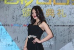 是新人都怕穿錯(cuò)，“優(yōu)才計(jì)劃”的馬冰玉和李小婉20歲出頭年紀(jì)輕輕也都穿上了老城的黑色長(zhǎng)裙。李小婉的開(kāi)衩兒設(shè)計(jì)露出美腿算是加分展示。