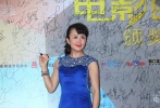 楊采妮麻袋藍(lán)色套裙穿的中規(guī)中矩，腰部褶皺設(shè)計(jì)能顯出完美的身材比例；楊童舒很想把bling bling的格調(diào)穿的很出彩，或許是因?yàn)橘|(zhì)地過(guò)于光澤感的關(guān)系，展示出來(lái)依舊較為俗氣。