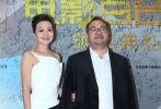 閆妮一身白色不長(zhǎng)不短的裙裝出場(chǎng)只會(huì)把身材顯得更挫，但禮裙原來(lái)“暗藏機(jī)關(guān)”，一走路帶風(fēng)更秀腿，開(kāi)衩兒開(kāi)到大腿根的性感或許只有風(fēng)韻猶存的“老板娘”才能駕馭得了。