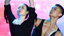 王亚彬、孙锐贴身绵舞 《给电影人的情书》情意深