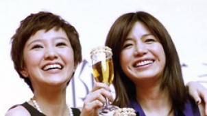 陈妍希首专举办签唱会 姐妹淘郭采洁惊喜现身相挺