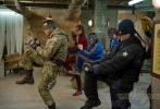 金·凯瑞饰演的上校带领众超级英雄跳舞，极尽搞笑本领。