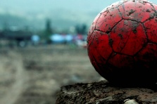 废墟上的足球