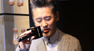 吳秀波唱原創(chuàng)歌曲傳情 張梓琳難抵“大叔”魅力