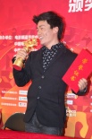 王宝强获封“最受欢迎男演员” 后台开怀憨笑
