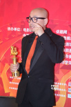 徐峥获最受欢迎导演奖 后台晒奖杯扮鬼脸卖萌