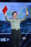 电影《倾城》获组委会大奖 导演黄宏登台领奖