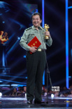 电影《倾城》获组委会大奖 导演黄宏登台领奖