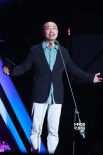 刘仪伟亮相大电影颁奖现场 幽默开涮显搞怪本色