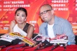 管虎获大影节最佳导演 后台携妻子梁静开心受访