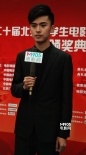 “優(yōu)才計劃”選手馮彬亮相 穿黑色中山裝顯清秀