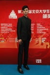 “優(yōu)才計劃”選手馮彬亮相 穿黑色中山裝顯清秀