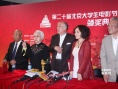 《飛越老人院》劇組后臺亮相 老藝術家慷慨激昂