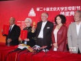 《飛越老人院》劇組后臺亮相 老藝術家慷慨激昂