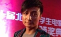 《碟仙诡谭》剧组亮相 方力申彩条西服帅气引尖叫