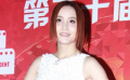 大陶紅白色修身長(zhǎng)裙 甜蜜婉約性感身姿展露無(wú)遺