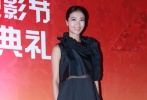 青年演員孔維和齊溪兩位氣質(zhì)美女都選擇了保險的黑色，羽毛抹胸裙變身神秘黑天鵝，黑紗透視美腿隱現(xiàn)，但露腳趾的鑲鉆涼鞋一下回到了路邊攤價格。而憑《浮城謎事》而成為新人中的佼佼者，藝術(shù)范兒美女齊溪選擇的大A字寬松黑裙則顯得十分特別，高挑的身材撐得起這孕婦裝般的傘狀設(shè)計，肩膀的荷葉邊設(shè)計又女孩感十足。