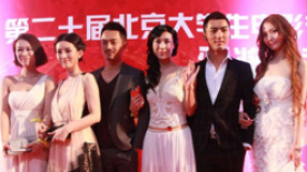 《甜蜜18歲》主創(chuàng)亮相 俊男美女青春亮麗活力逼人