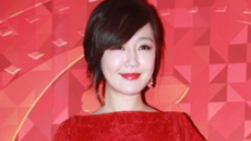 薛佳凝大红色长裙亲切亮相 邻家妹妹转型温婉端庄