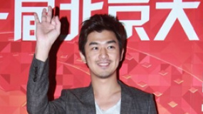 “李大仁”陈柏霖帅气逼人 引大学生粉丝尖叫不断